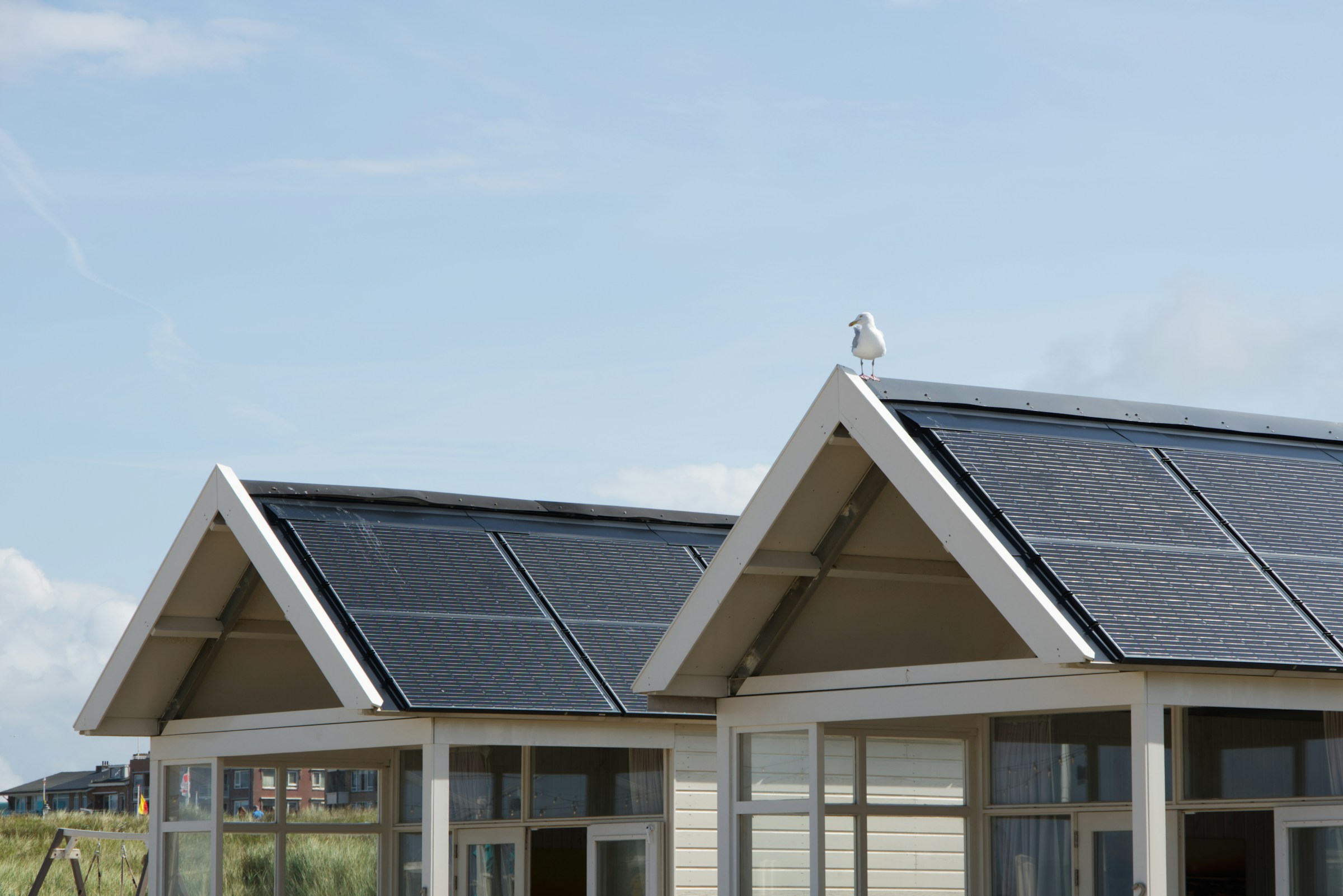 paca énergie - 2 maisons avec des panneaux solaires