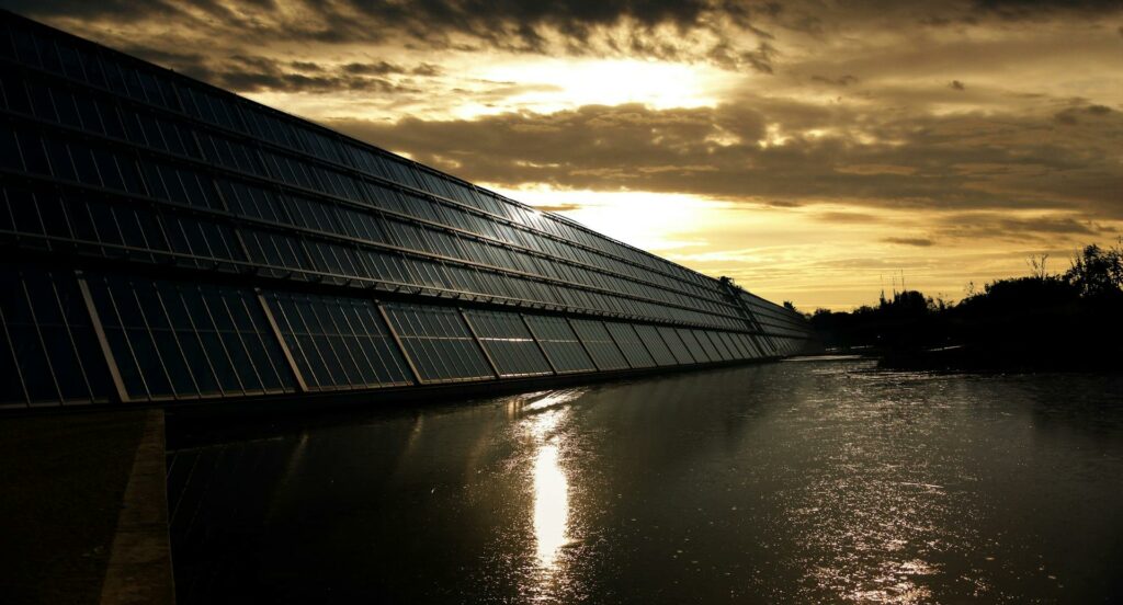 paca énergie - panneaux solaires au bord de l'eau