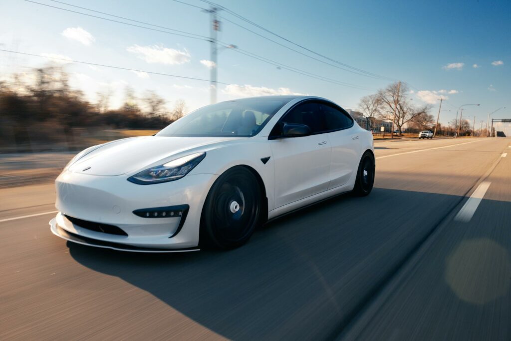 paca énergie - voiture blanche tesla