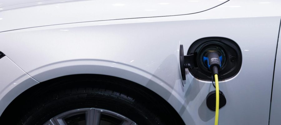 paca énergie - voiture blanche qui recharge